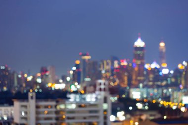 Alacakaranlık ışıklar şehir iş şehir merkezinde bulanık