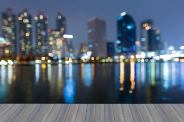 Açılış ahşap zemin, bulanık bokeh ışıklar ofis binası gece görünümü