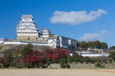 Mavi gökyüzü güneşli günde Himeji Kalesi
