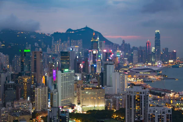 Havadan görünümü bokeh ışıklar Hong Kong Şehir Victoria Bay üzerinde bulanık. — Stok fotoğraf