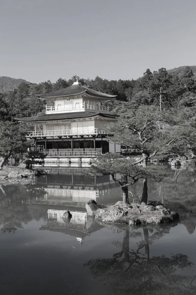 Дзен буддійський храм, храм зовнішнч називається золотистий павільйон, в Кіото, Японія Орієнтир — стокове фото