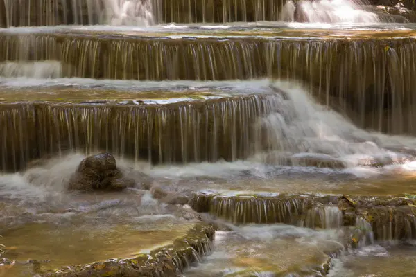 Natürlicher tiefer Waldwasserfall, aus nächster Nähe — Stockfoto