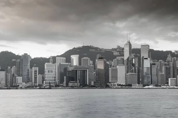 Χονγκ Κονγκ κεντρική επιχειρηματική στο κέντρο της πόλης πάνω από τον κόλπο — Φωτογραφία Αρχείου