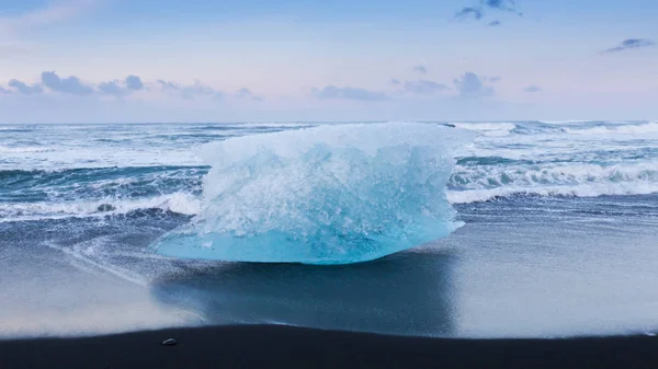 Travagem de gelo na praia de areia preta — Fotografia de Stock