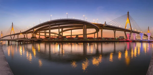 Panorama-Doppelhängebrücke verbindet Autobahnkreuz — Stockfoto