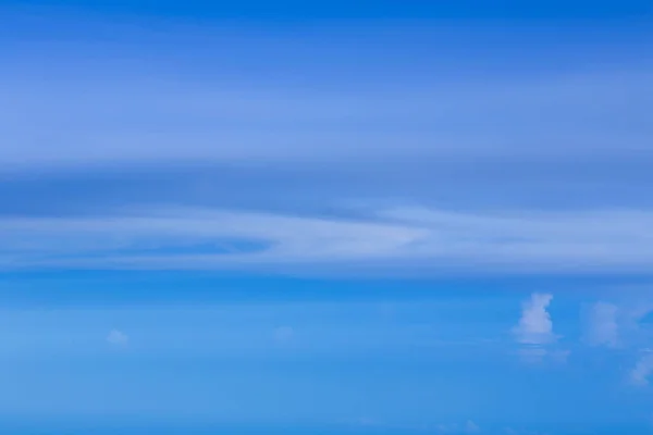 Μπλε ουρανό και άσπρα σύννεφα σχήμα — Φωτογραφία Αρχείου