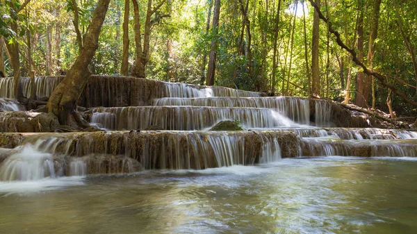 Floresta profunda várias camadas cachoeiras — Fotografia de Stock