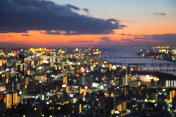美しい夕焼け空とダウンタウンのボケ ライト大阪市がぼやけ — ストック写真