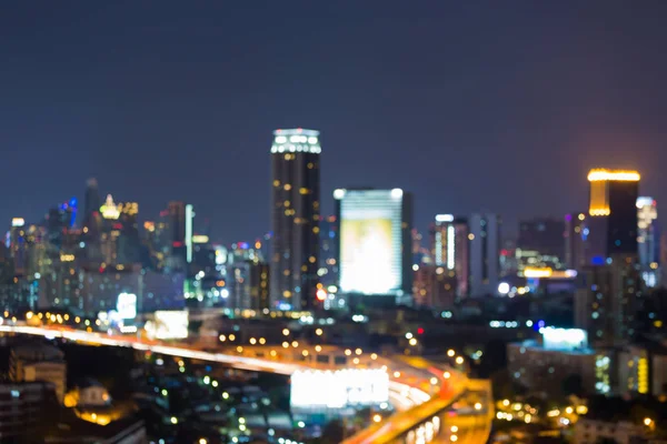 Размытый Бокэ освещает ночной вид центра города — стоковое фото