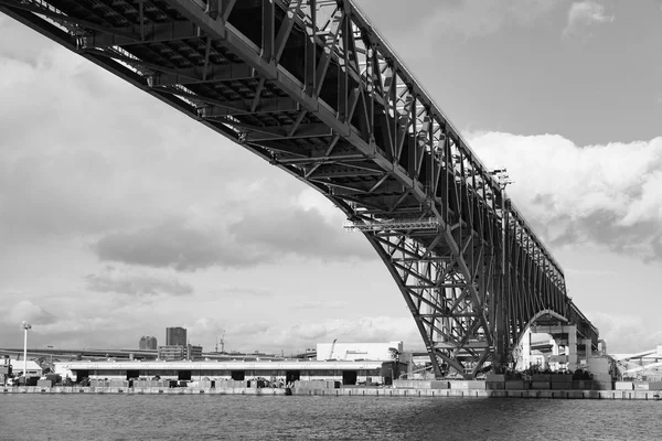 Στην περιοχή Minato γέφυρα πάνω από το λιμάνι της Οσάκα, Ιαπωνία — Φωτογραφία Αρχείου