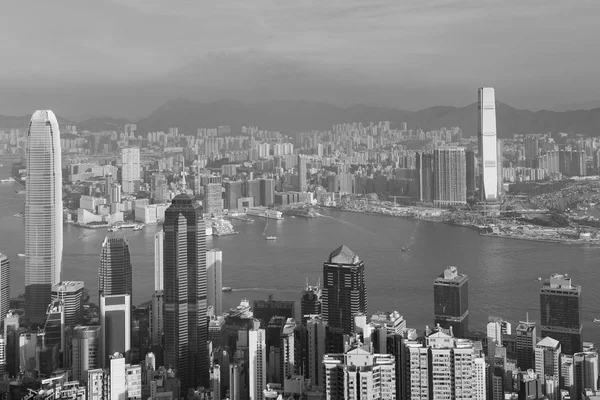 Χονγκ Κονγκ πόλη στο κέντρο της πόλης πάνω από τον κόλπο της Βικτώρια — Φωτογραφία Αρχείου