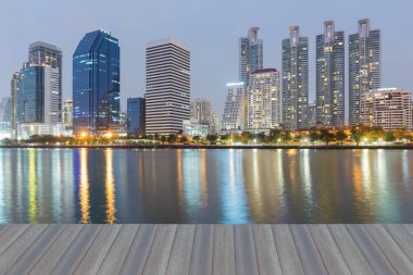 Alacakaranlıkta genel Park yansıması ile ofis