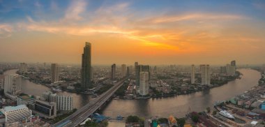 Güneş battıktan sonra Chao Phraya Nehri'nin güzel gökyüzü Panoraması