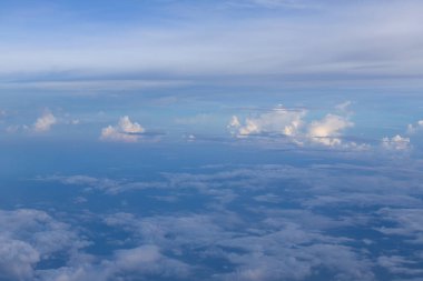 Doğal mavi gökyüzü ve beyaz bulut