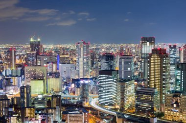 Osaka city iş alacakaranlık gökyüzü ile şehir merkezine 