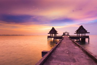 Dramatik sonra yol lider için sahil yürüyüş üzerinden günbatımı gökyüzü
