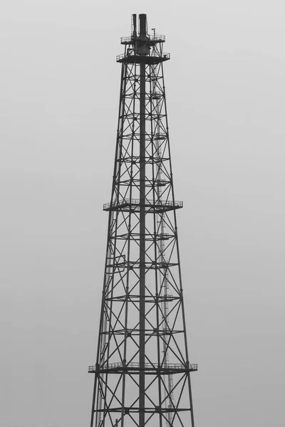 Torre de refinaria de petróleo, edifício industrial — Fotografia de Stock