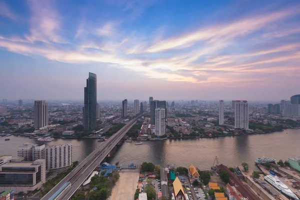 Schön von bangkok Luftaufnahme Stadt mit chao phraya Fluss Kurve bei Sonnenuntergang — Stockfoto