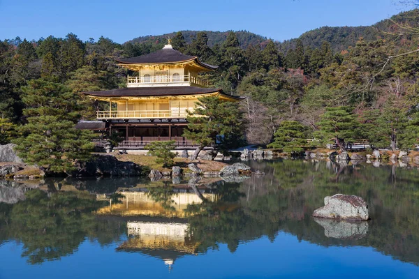 Gouden paviljoen van Kinkaku-ji tempel — Stockfoto