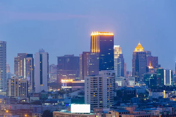 Cielo crepuscolare sopra Bangkok edificio per uffici della città — Foto Stock