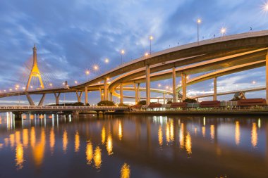 Asma köprü otoyol alacakaranlık gökyüzü karşı dinlemesi