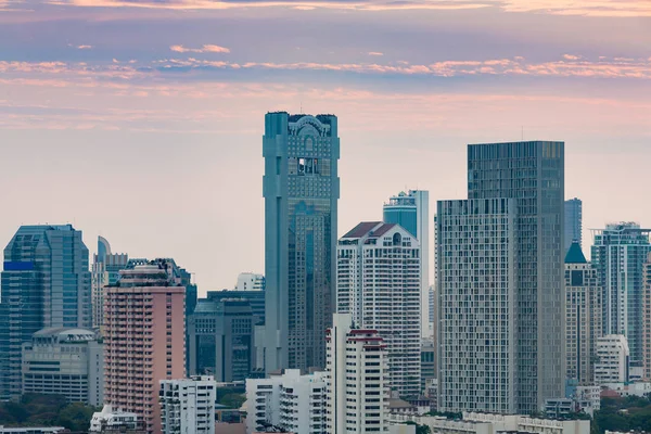 Edificio de oficinas con fondo de cielo crepuscular —  Fotos de Stock