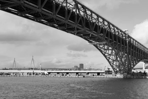 Minato-bron i havet port Osaka, Japan — Stockfoto