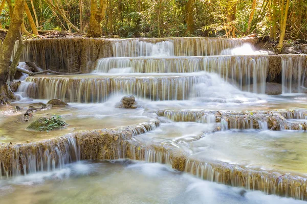 Cachoeira de múltiplas camadas naturais no parque nacional de floresta profunda — Fotografia de Stock