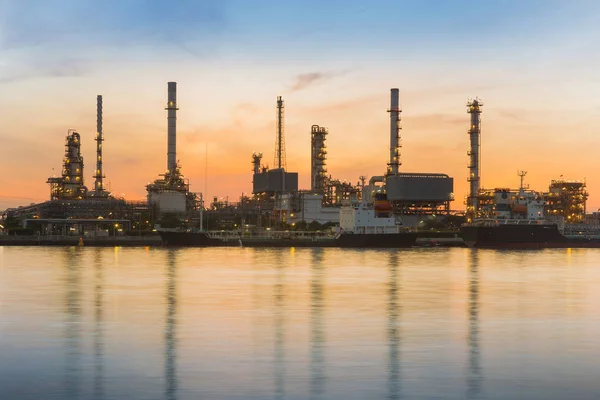 Refinería de petróleo frente al río con reflejo de agua con fondo de cielo al amanecer — Foto de Stock