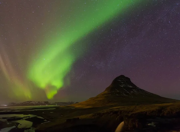 Luz del norte sobre la montaña Kirkjufell con plena estrella sobre el cielo —  Fotos de Stock