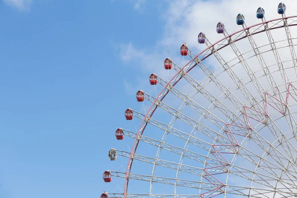 Caminho de grande observação Ferris Wheel contra o céu azul — Fotografia de Stock