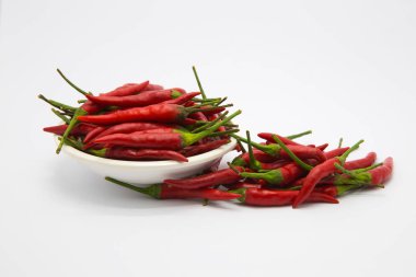 beyaz zemin üzerine kırmızı sıcak biber
