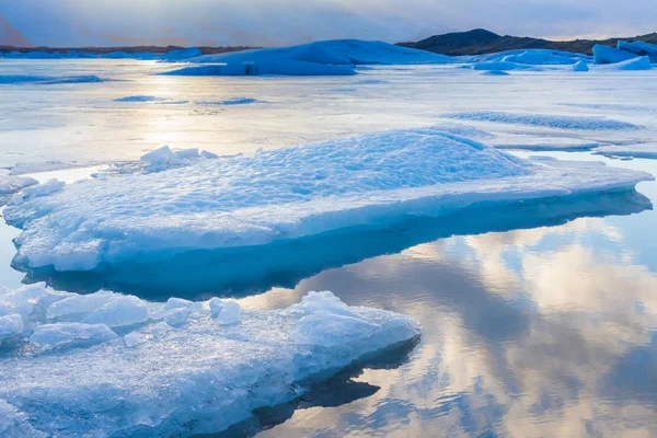Lago de hielo en temporada de invierno Islandia — Foto de Stock
