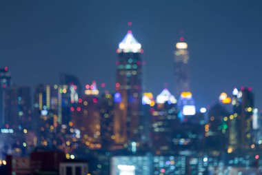 Bokeh hafif ofis binası ile alacakaranlık gökyüzü gece bulanık