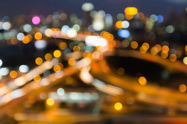 Gece ışık Otoban yol kavşak ve şehir şehir bulanık