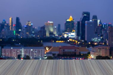 Şehir şehir merkezinde twilight, arka plan bulanık hafif ofis