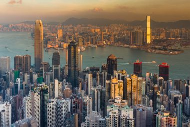 Hong Kong şehir iş Victoria Körfezi üzerinden'deki şehir havadan görünümü