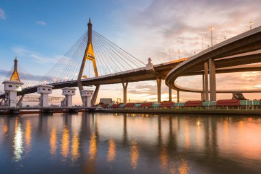 Gün batımı sırasında watergate üzerinde asma köprü 