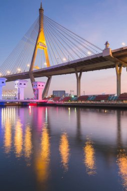 Asma köprü ile su yansıması alacakaranlık gökyüzü ile