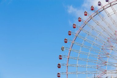 Yuvarlak dönme dolap mavi gökyüzü karşı 