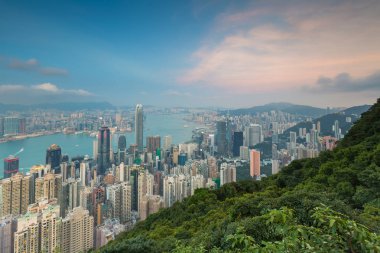 Hong Kong şehir şehir merkezinde dağ manzaralı açık 