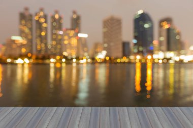 Gece ışık ofis binası bulanık su ön, arka plan