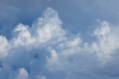 Doğal yumuşak beyaz bulut mavi gökyüzü üzerinde