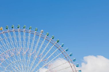 Dönme dolap yolu mavi gökyüzü karşı