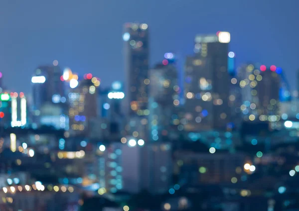 Noite cidade escritório edifício luz embaçada — Fotografia de Stock