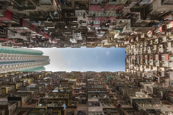 Hong Kong cidade apartamento vista formulário inferior — Fotografia de Stock
