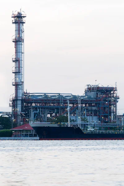 Central de refinaria de petróleo frente rio — Fotografia de Stock