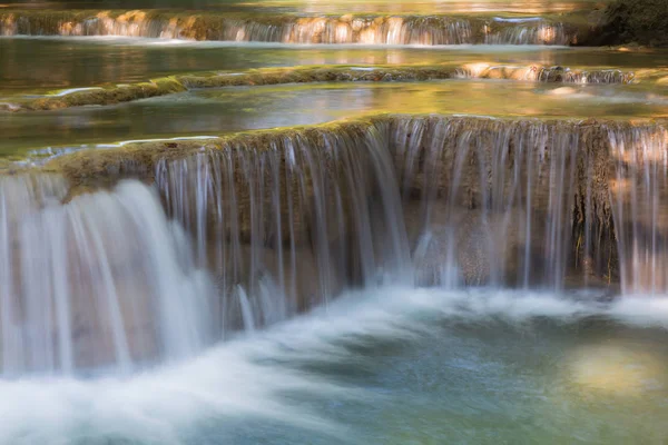 De cerca, cascada de bosque profundo natural — Foto de Stock