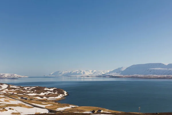 İzlanda kış doğal peyzaj ile açık mavi gökyüzü — Stok fotoğraf