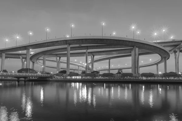 Estrada redonda cruzamento rio frente à noite vista — Fotografia de Stock
